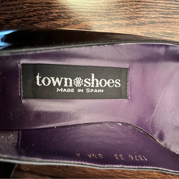 Black patent leather pumps - low kitten heel with square toe and heel profile. - Picture 3 of 6